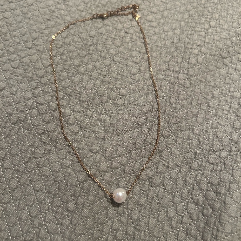 Elegant Gold Necklace with Pearl Detail